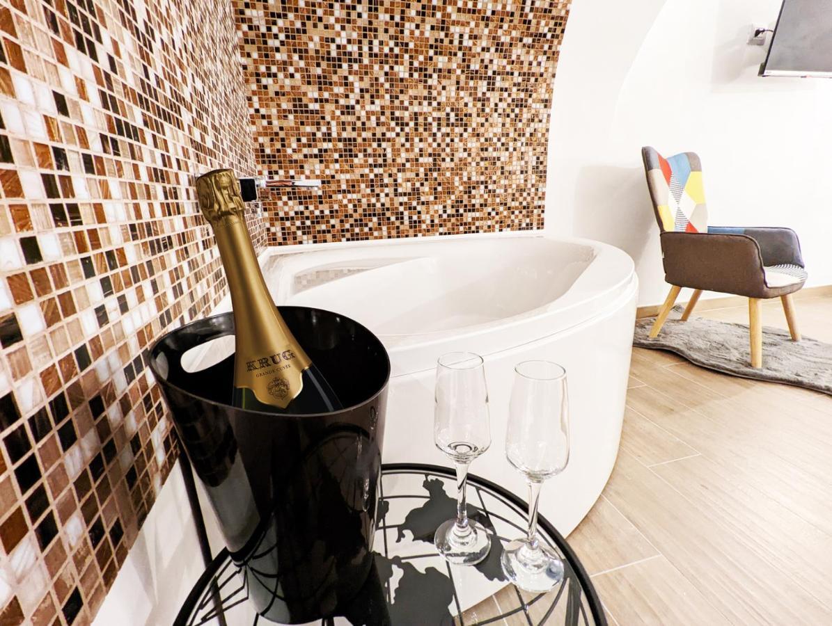Dama Suite Love & Private Jacuzzi Bari Exterior foto